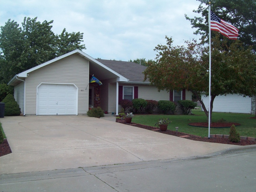 821 W Pearl St, Bolivar, MO 65613 - photo 1