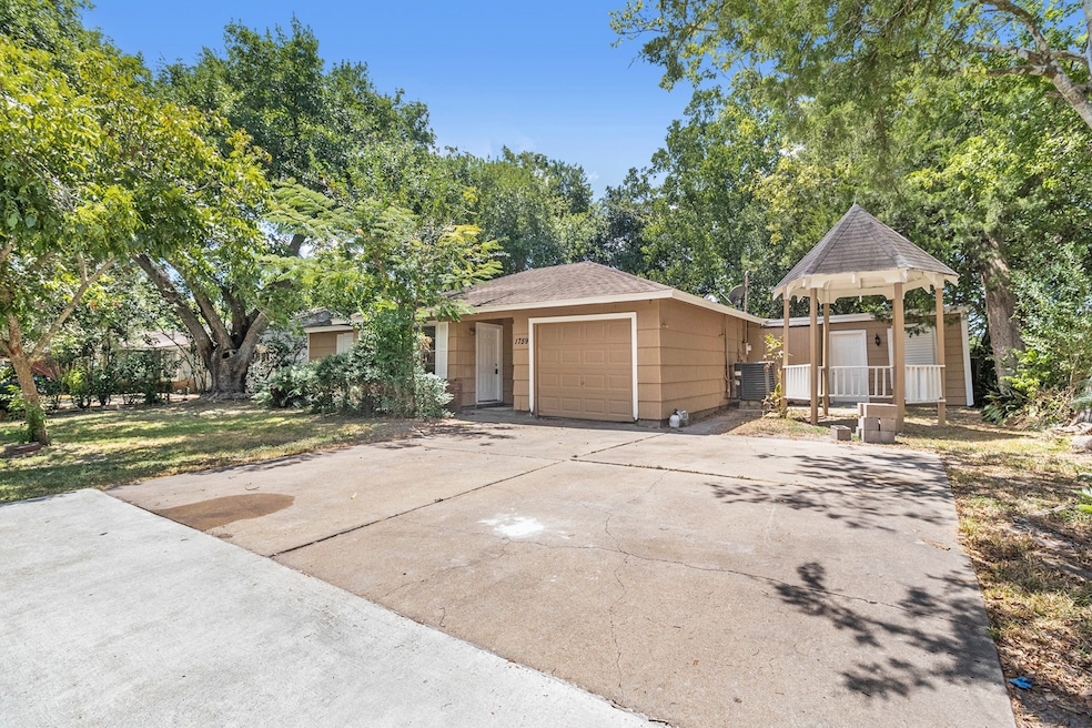 1759 S Park Dr, Alvin, TX 77511 - photo 1