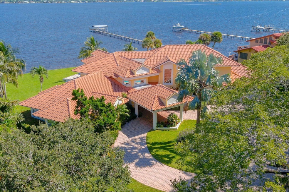 901 SE Riverside Dr, Stuart, FL 34994 - photo 1