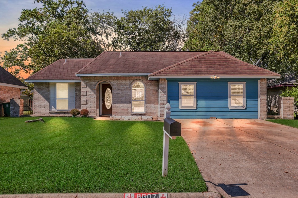 8607 Sunmoore Ct, Houston, TX 77088 - photo 1