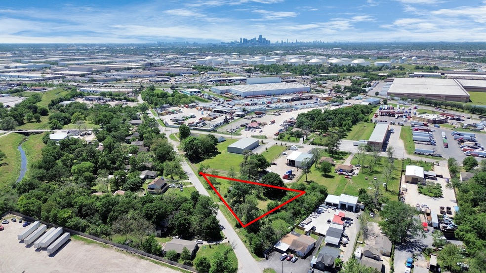 Spanning 3/4 of an acre in Houston's prime industr