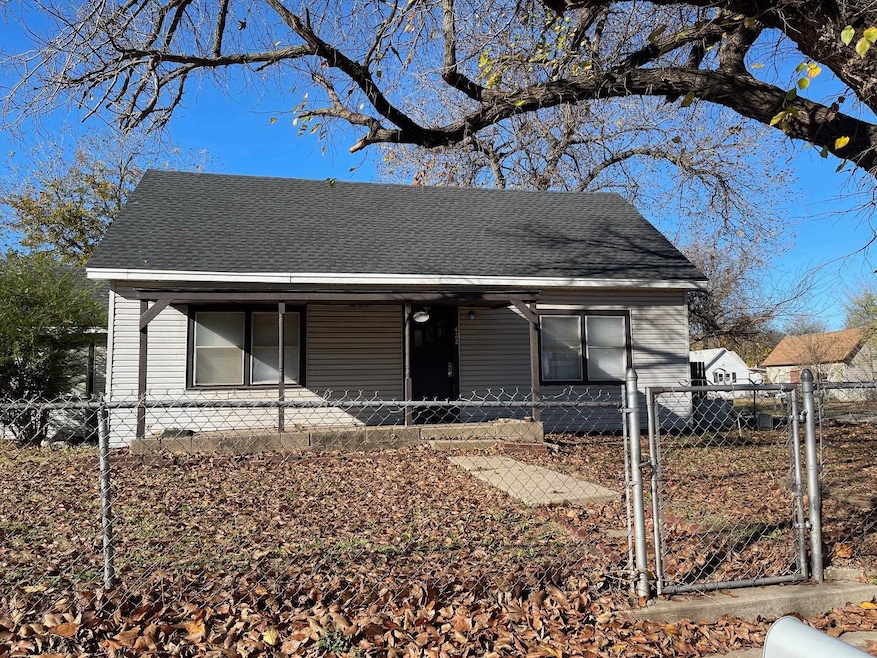 422 Lydell Carr Dr unit 422 1/2, Enid, OK 73703 - photo 1