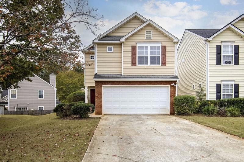 View of front of property with a garage and a fron