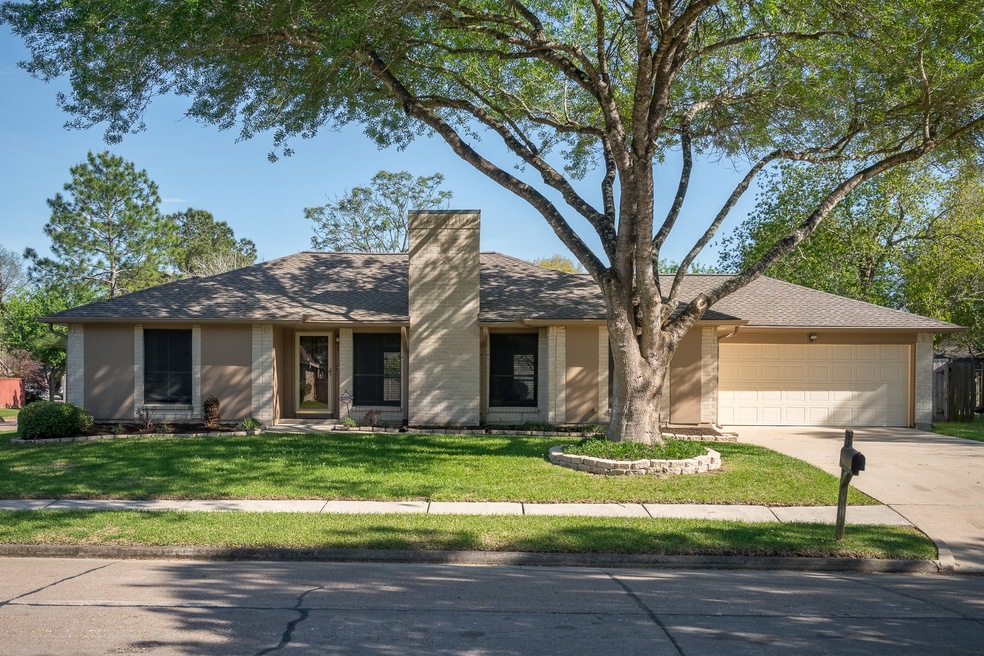 1312 Oak Hollow Dr, Friendswood, TX 77546 - photo 1