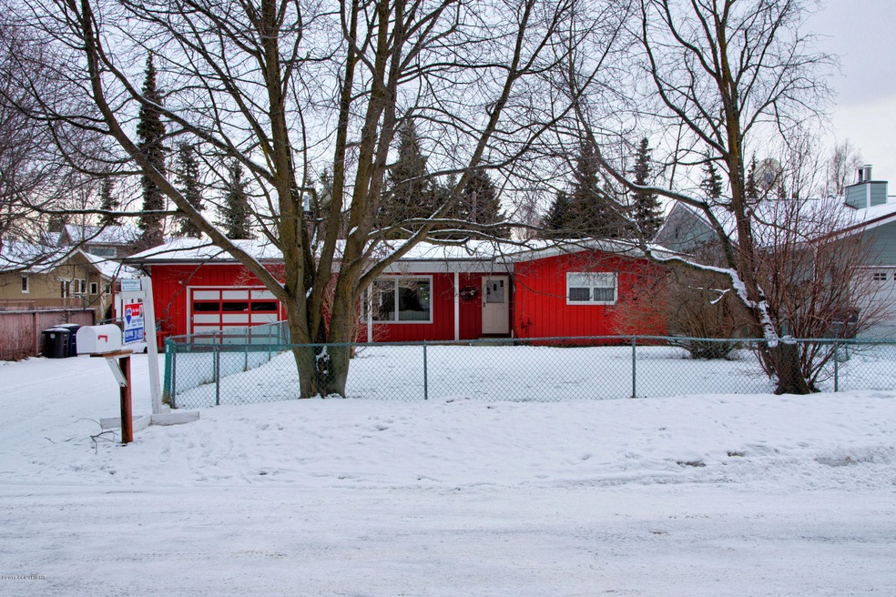Front Exterior w/ Large Front Yard