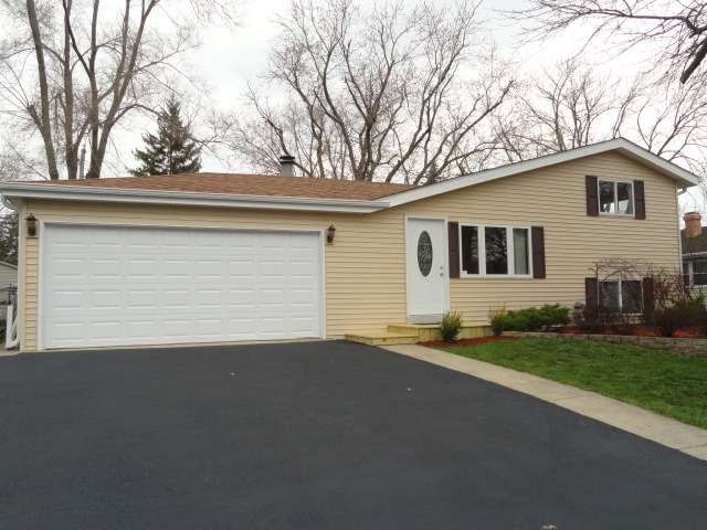 1726 Queens Ct, Carpentersville, IL 60110 - photo 1