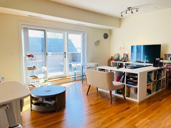 377 Summer St unit 4, Somerville, MA 02144 - photo 1