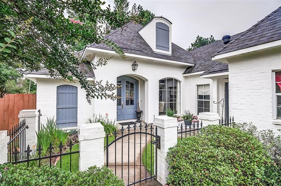 Feels like New Orleans! Courtyard entrance to the 