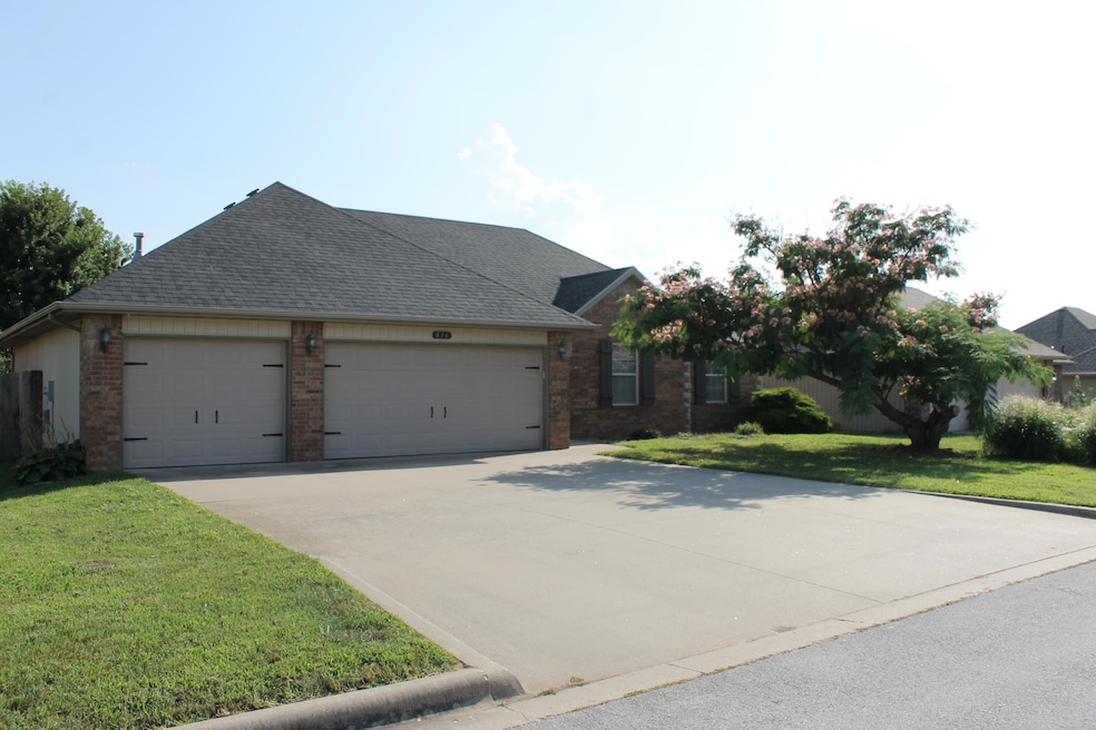 816 E Roubidoux St, Nixa, MO 65714 - photo 1