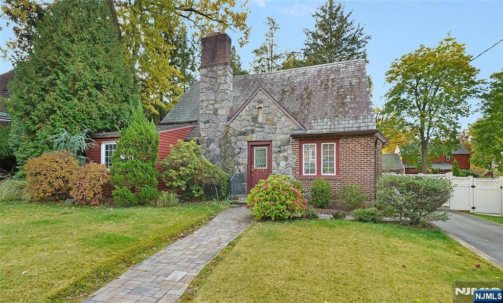 654 Suffern Rd, Teaneck, NJ 07666 - photo 1