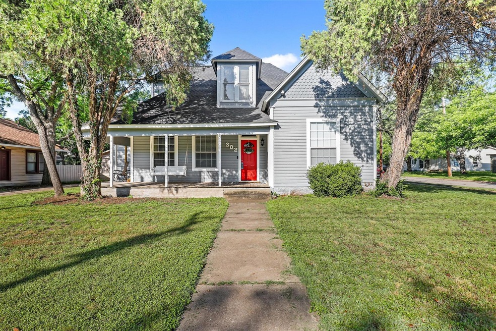 302 S Douglas Ave, Cleburne, TX 76033 - photo 1