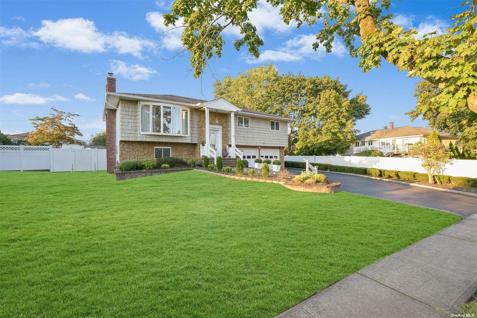 15 Heather Crescent, ComMacK, NY 11725 - photo 1