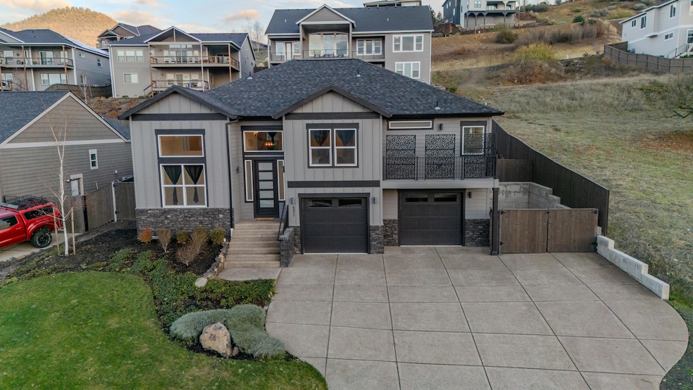 531 W La Strada Cir, Medford, OR 97504 - photo 1