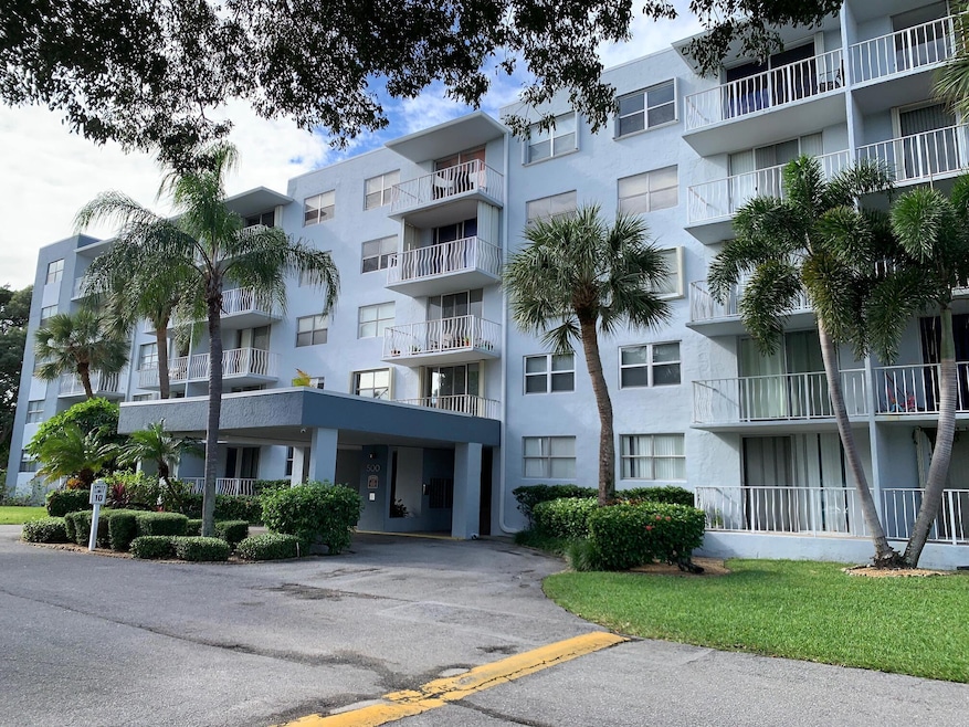 Breakwaters unit 36, West Palm Beach, FL 33401 - photo 1