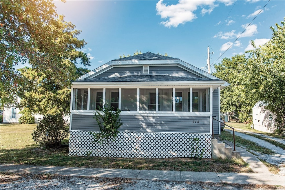 216 W 4th St, Saint Elmo, IL 62458 - photo 1