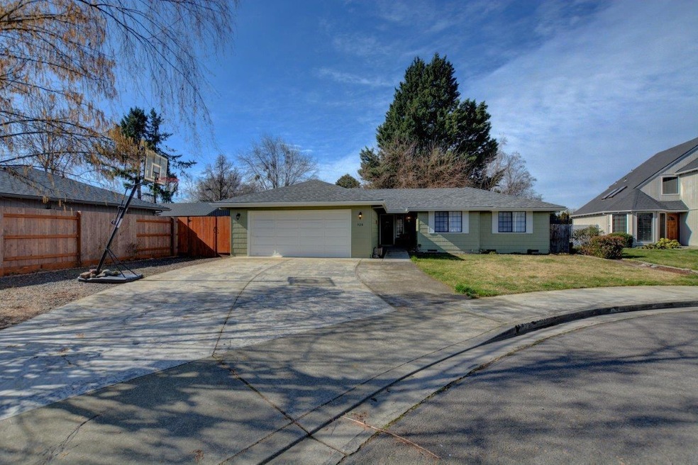 928 Pittview Ct, Central Point, OR 97502 - photo 1