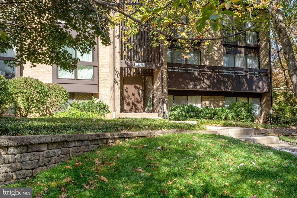 11561 Rolling Green Ct unit 301, Reston, VA 20191 - photo 1