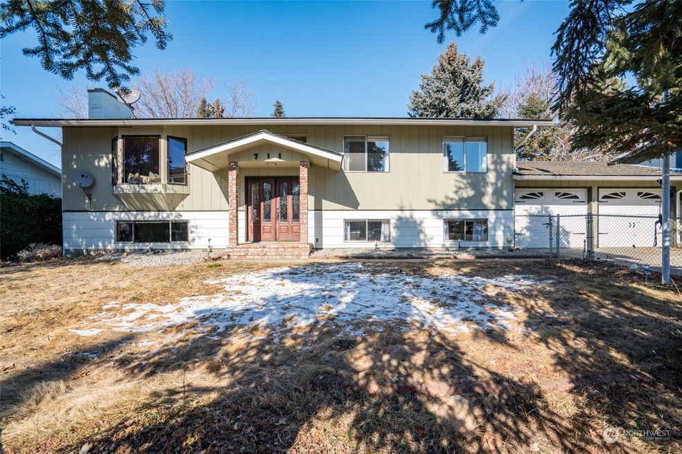 711 14th St NE, East Wenatchee, WA 98802 - photo 1