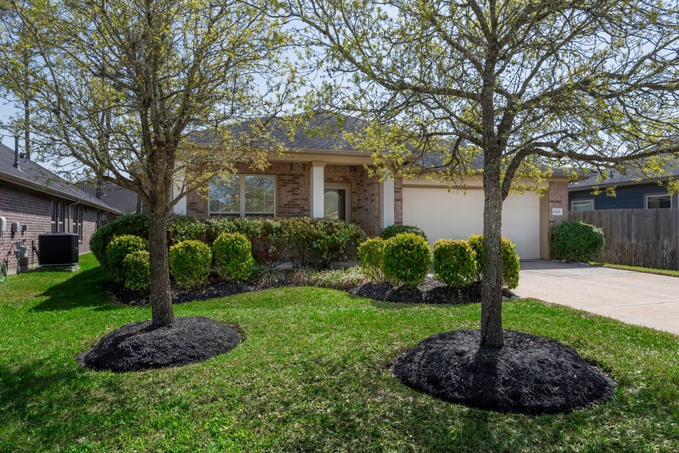 Welcome Home to 12635 Ember Village in the well sought after neighborhood of Villages of Northpointe.