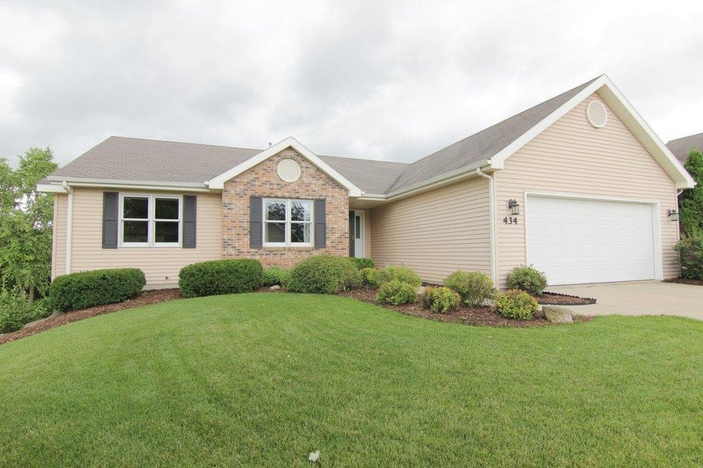 434 Oakwood Dr, Oregon, WI 53575 - photo 1