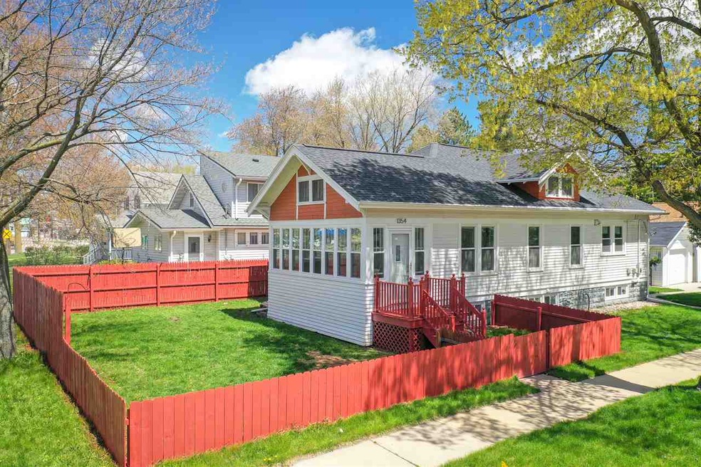 Fenced In Yard Lot Goes to the Corner