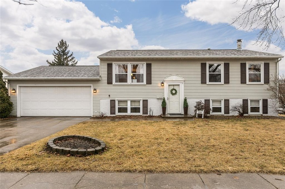 Great Curb appeal, New outside lights, Over sized 