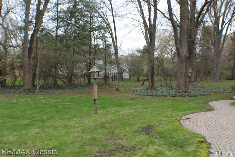 5620 Crabtree Rd, Bloomfield Hills, MI 48301 - photo 1