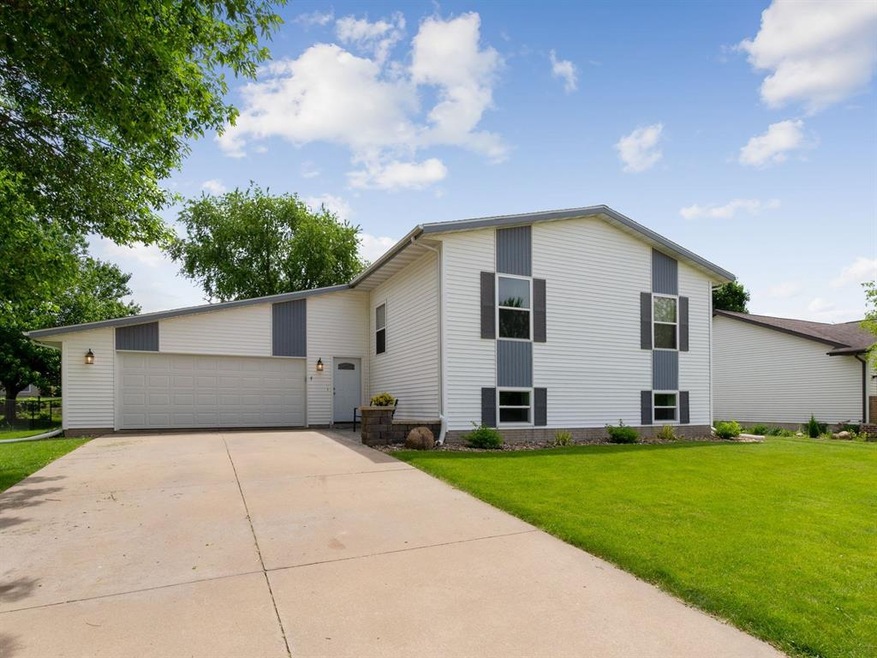 718 E Terrace Dr, Center Point, IA 52213 - photo 1