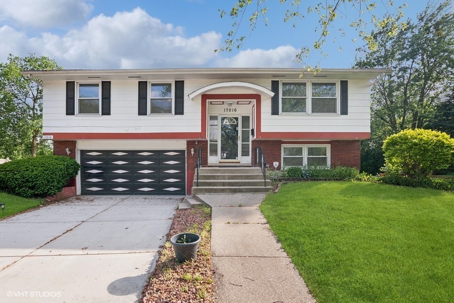 17016 Pine Ct, Hazel Crest, IL 60429 - photo 1