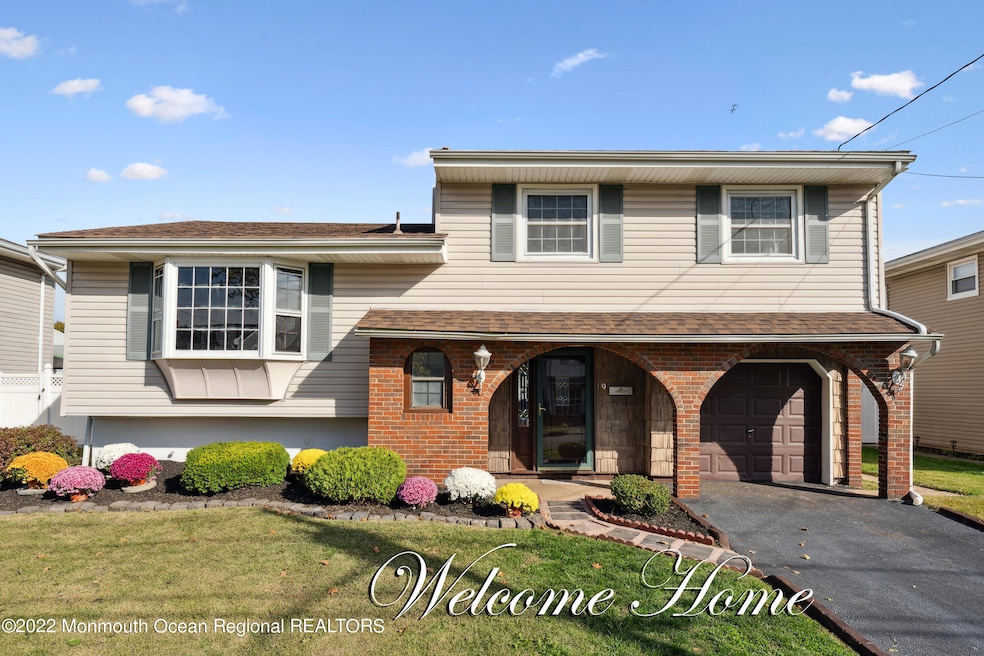 0001-00Front Exterior Welcome Home
