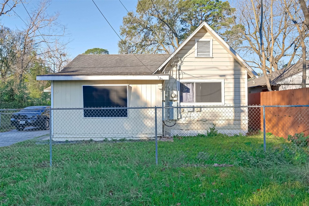 7227 Farnsworth St unit B, Houston, TX 77022 - photo 1