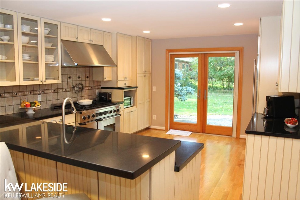 5540 Crabtree Rd, Bloomfield Hills, MI 48301 - photo 1