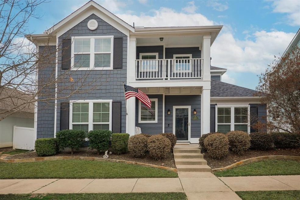Classic curb appeal with shake style shingles, por