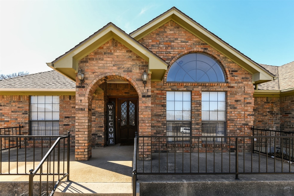 209 Bradford Ct, Hurst, TX 76053 - photo 1