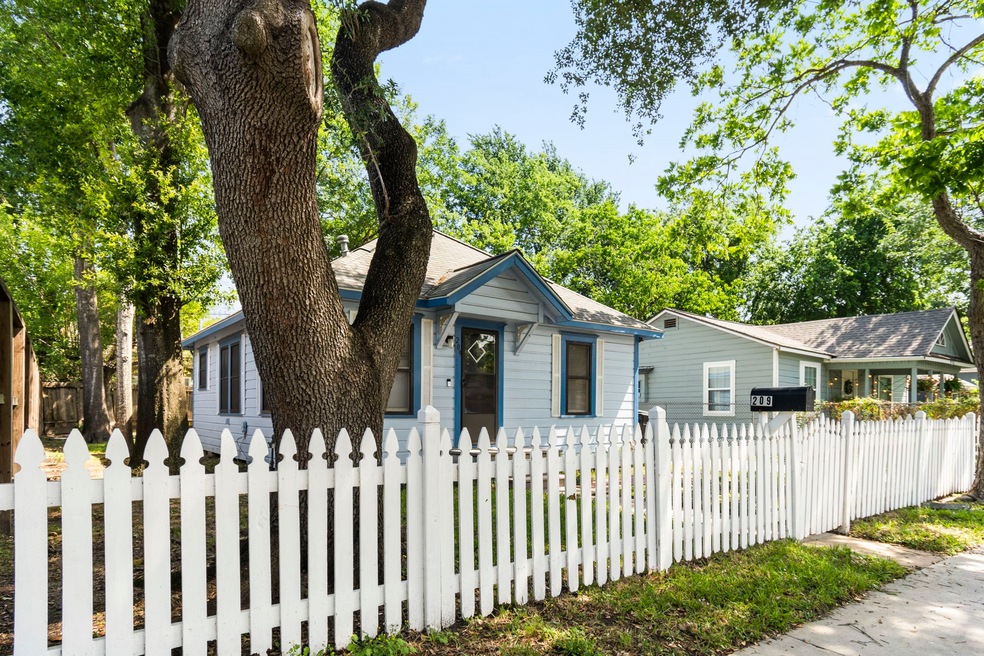 209 E 25th St, Houston, TX 77008 - photo 1