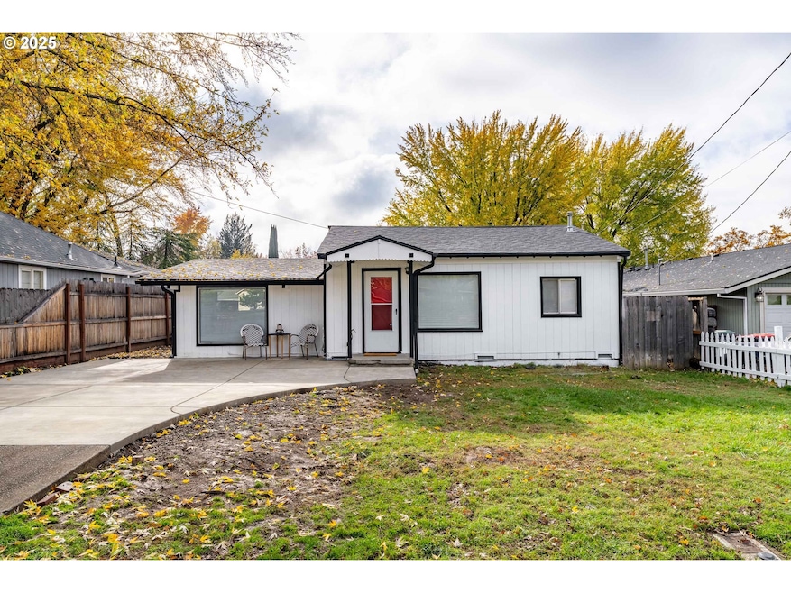 2080 College Way, Medford, OR 97504 - photo 1