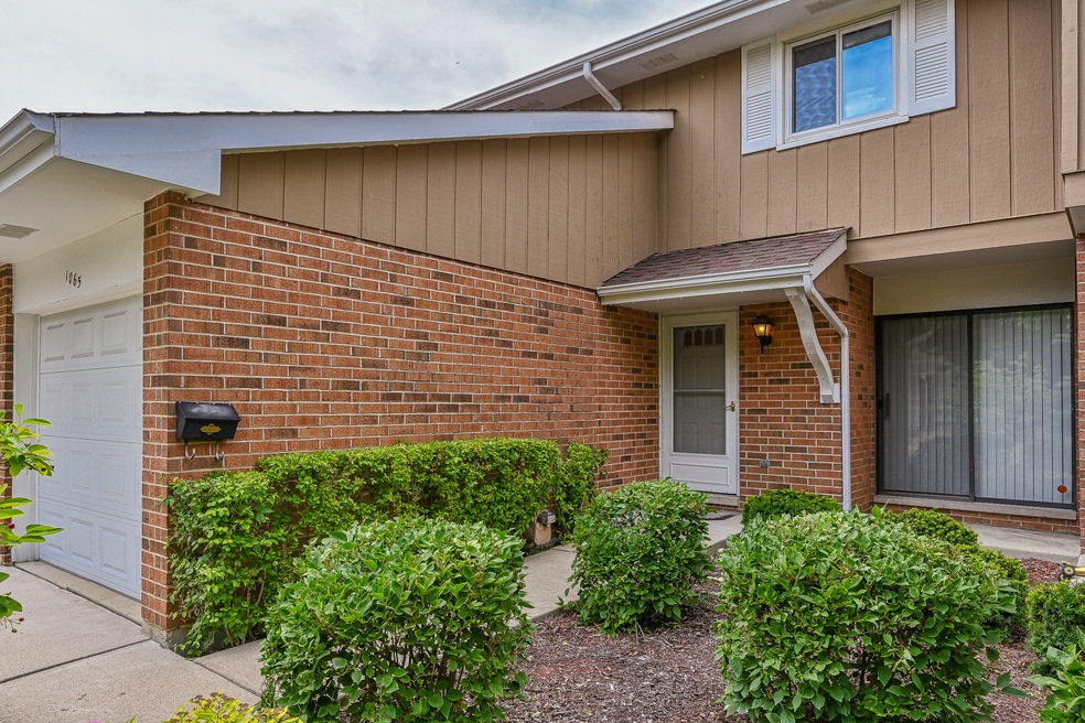 1065 Heathrow Ct, Wheaton, IL 60189 - photo 1