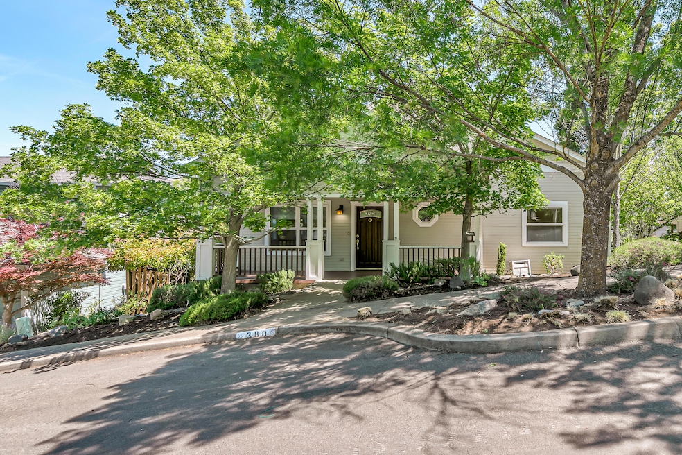 380 Hemlock Ln, Ashland, OR 97520
