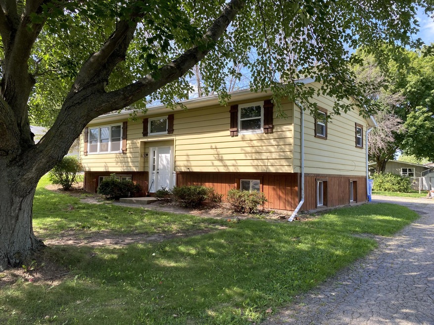 Front View 1202 1204 Oak St Watertown WI