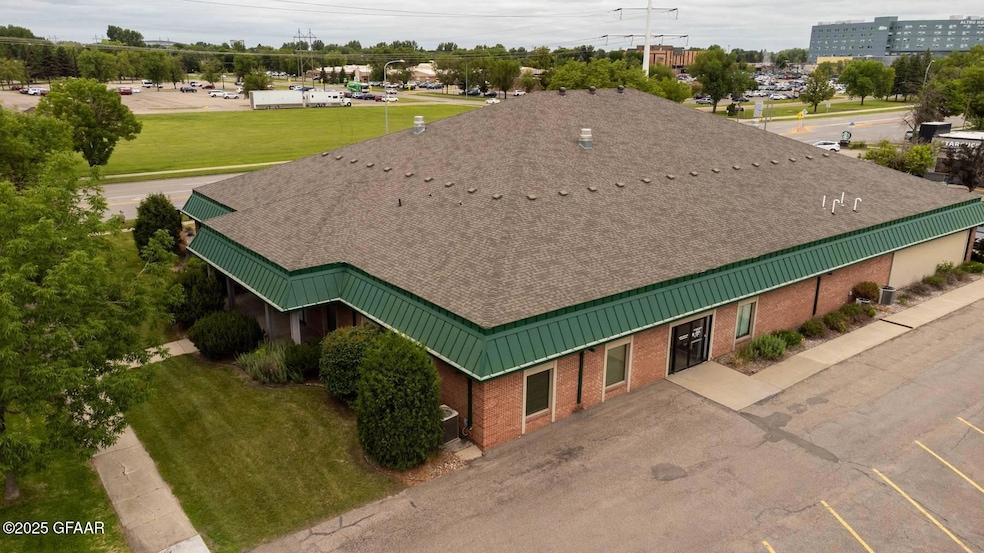 1425 S Columbia Rd, Grand Forks, ND 58201 - photo 1