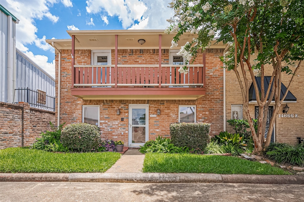 Spacious 4 bedroom townhome, corner unit, neighbor