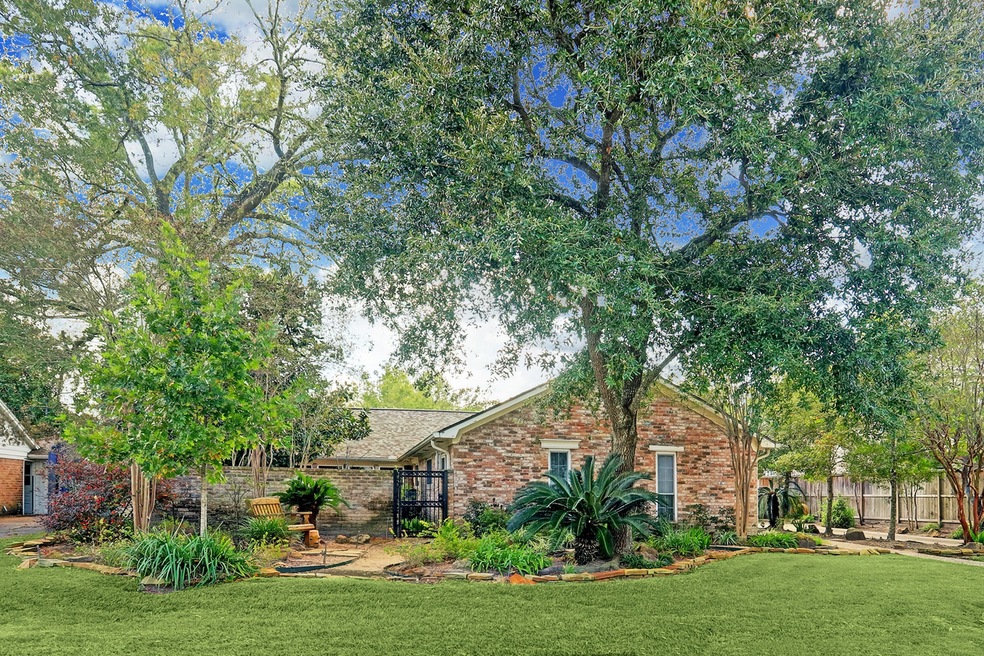 10307 Holly Springs Dr, Houston, TX 77042 - photo 1