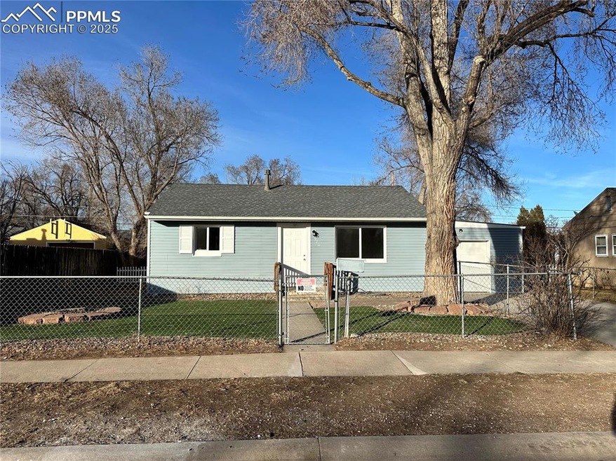 View of front facade with a fenced front yard, a g