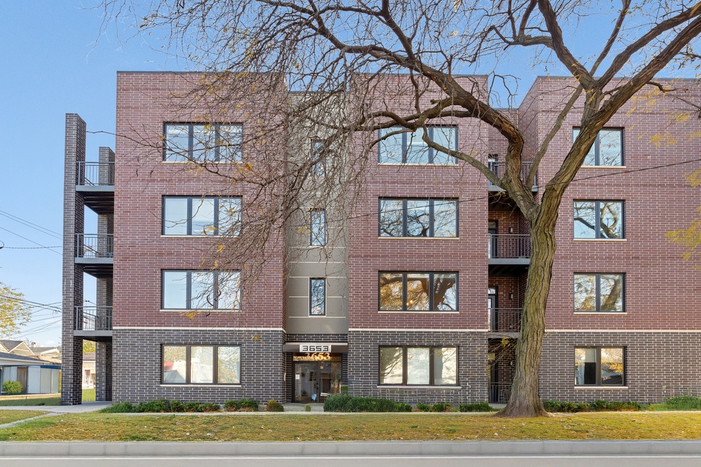 3653 W Barry Ave unit 4W, Chicago, IL 60618 - photo 1