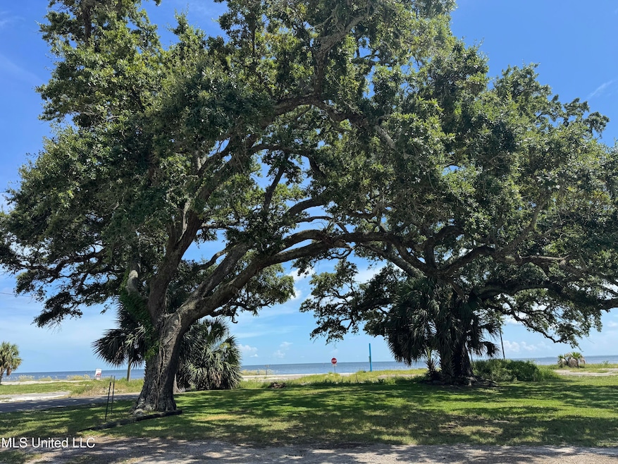 640 16th St, Gulfport, MS 39507 - photo 1