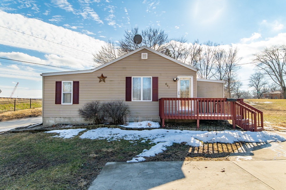 641 S Elm St, Lincoln, IL 62656 - photo 1