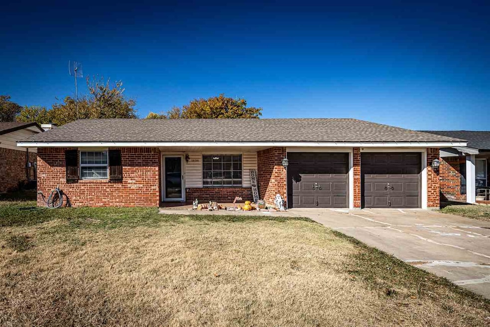 1606 NW Beechwood Dr, Lawton, OK 73505 - photo 1