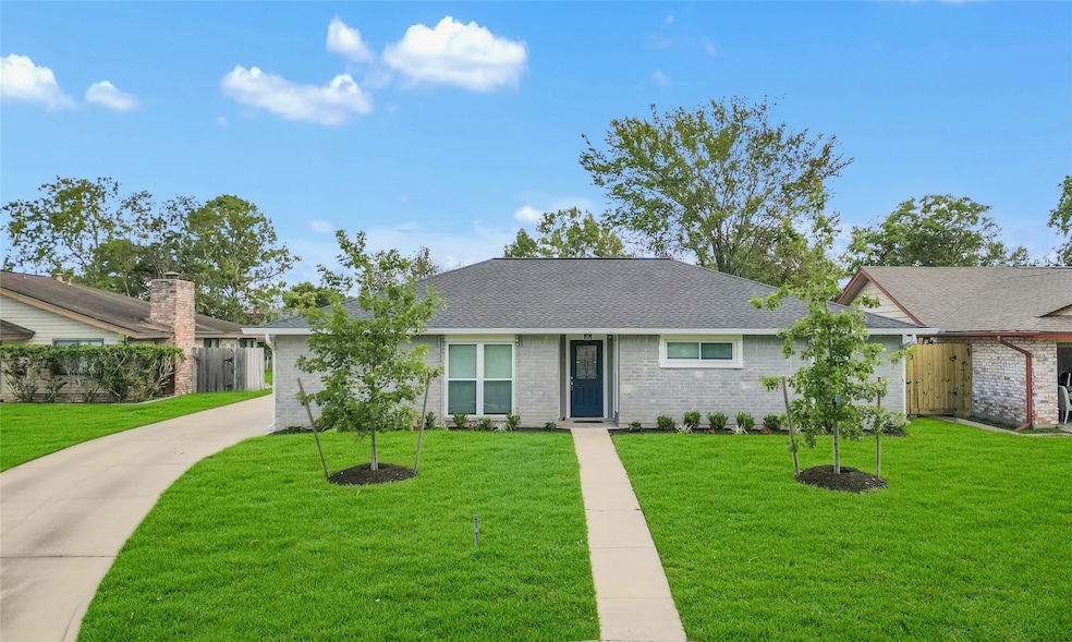 16919 Worden Ln, Friendswood, TX 77546 - photo 1
