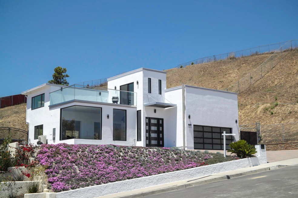 5575 Topa Topa-Street Level