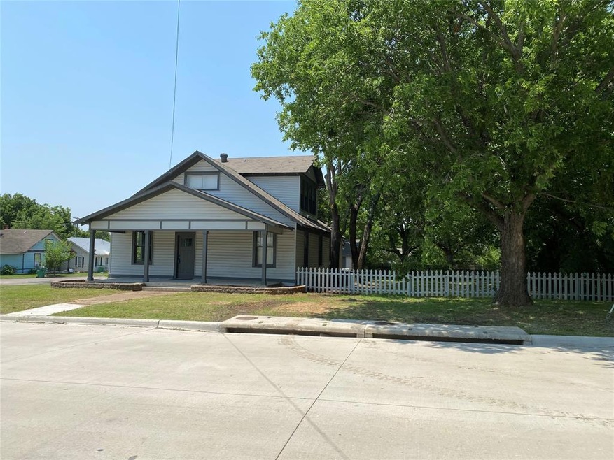1101 N Culberson St, Gainesville, TX 76240 - photo 1